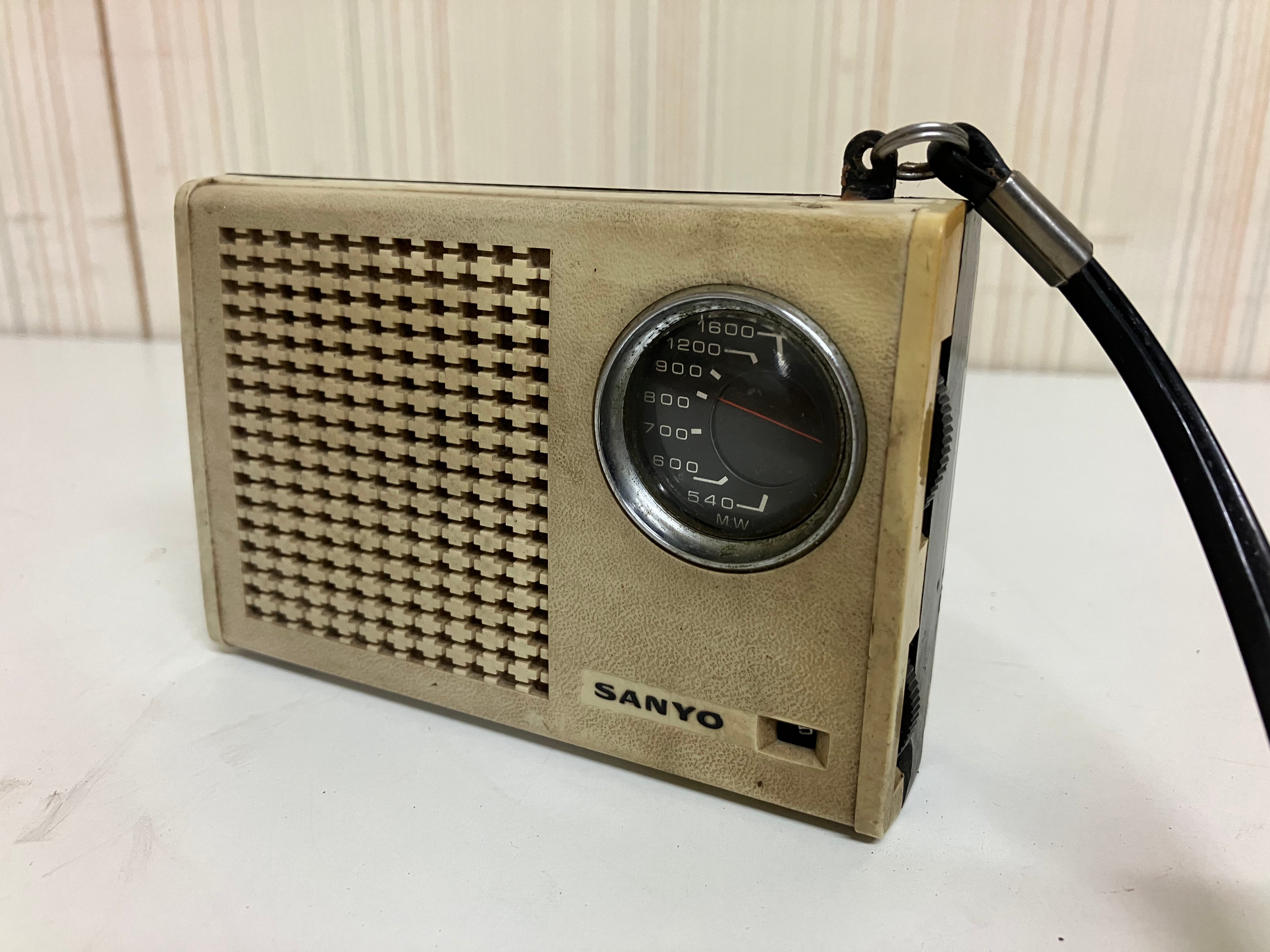 シンプルでおしゃれ 昭和レトロ、アーミーカラーのトランジスター